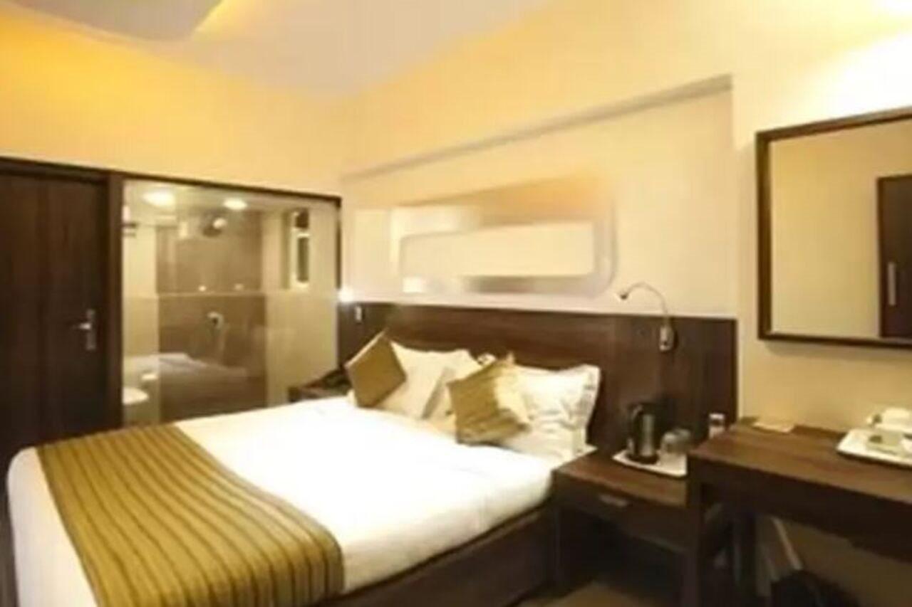 Hotel Plaza Мумбаи Экстерьер фото