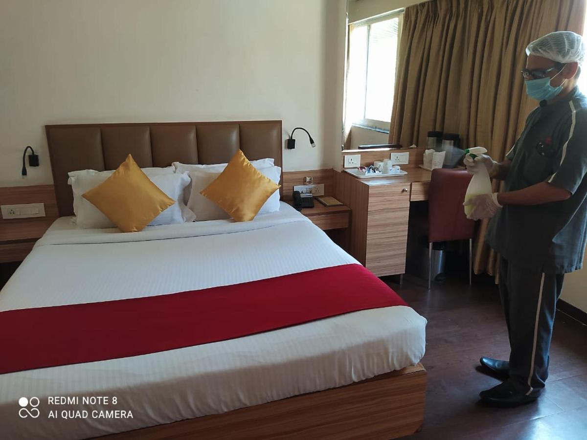Hotel Plaza Мумбаи Экстерьер фото