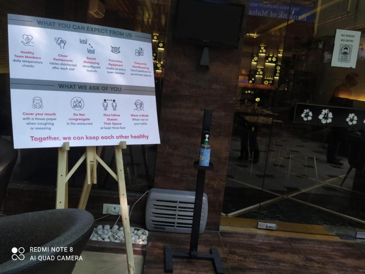 Hotel Plaza Мумбаи Экстерьер фото