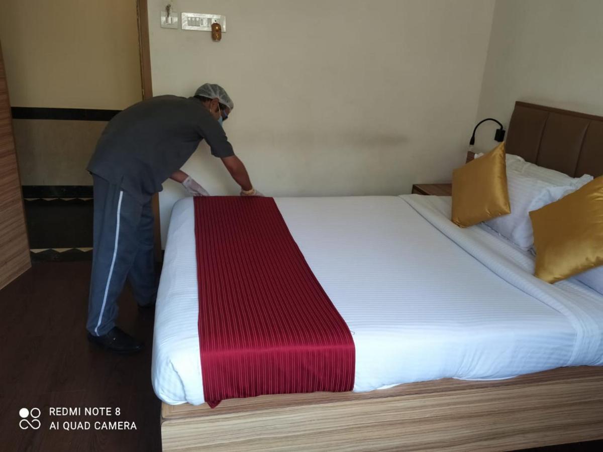 Hotel Plaza Мумбаи Экстерьер фото