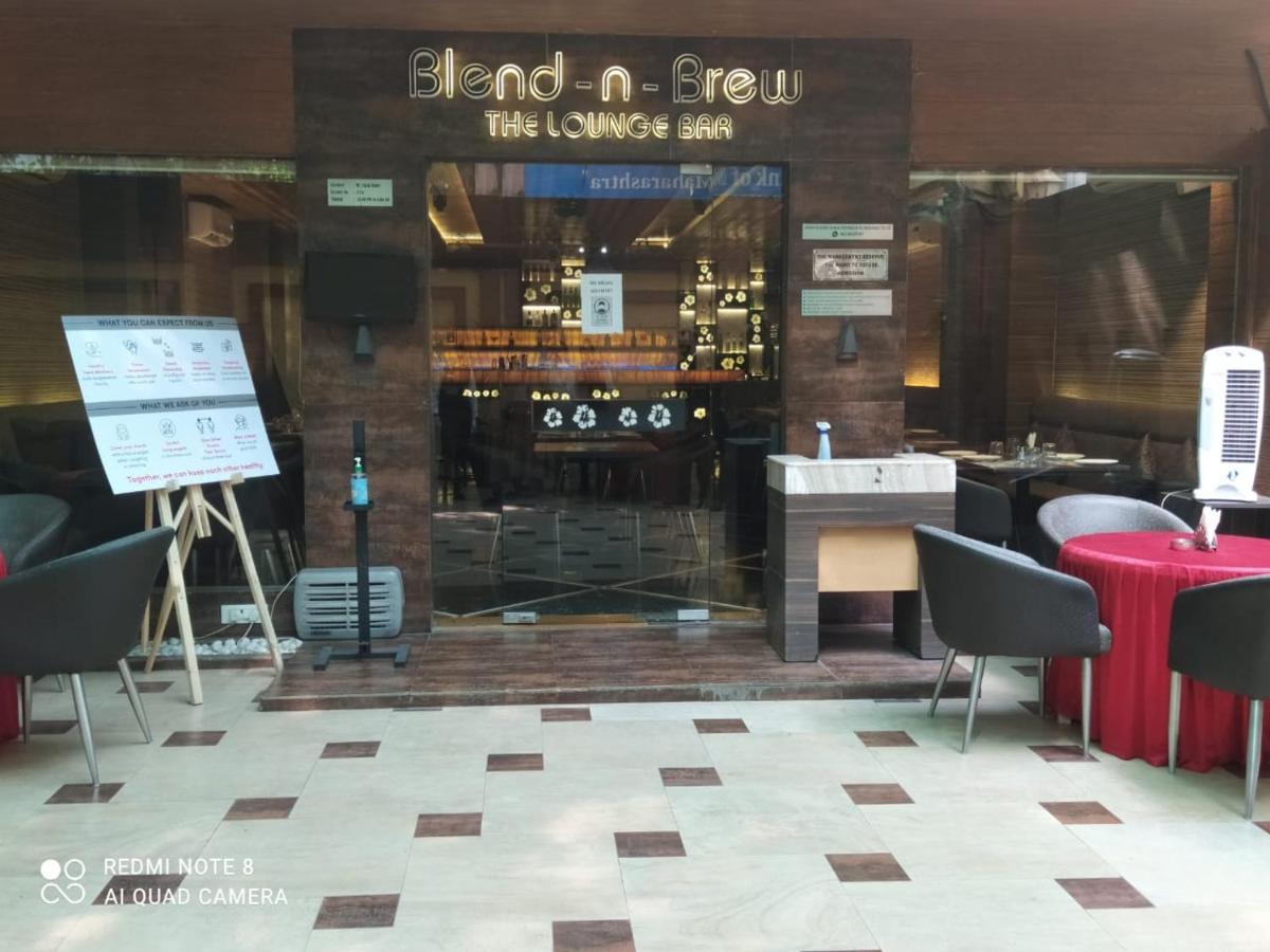 Hotel Plaza Мумбаи Экстерьер фото