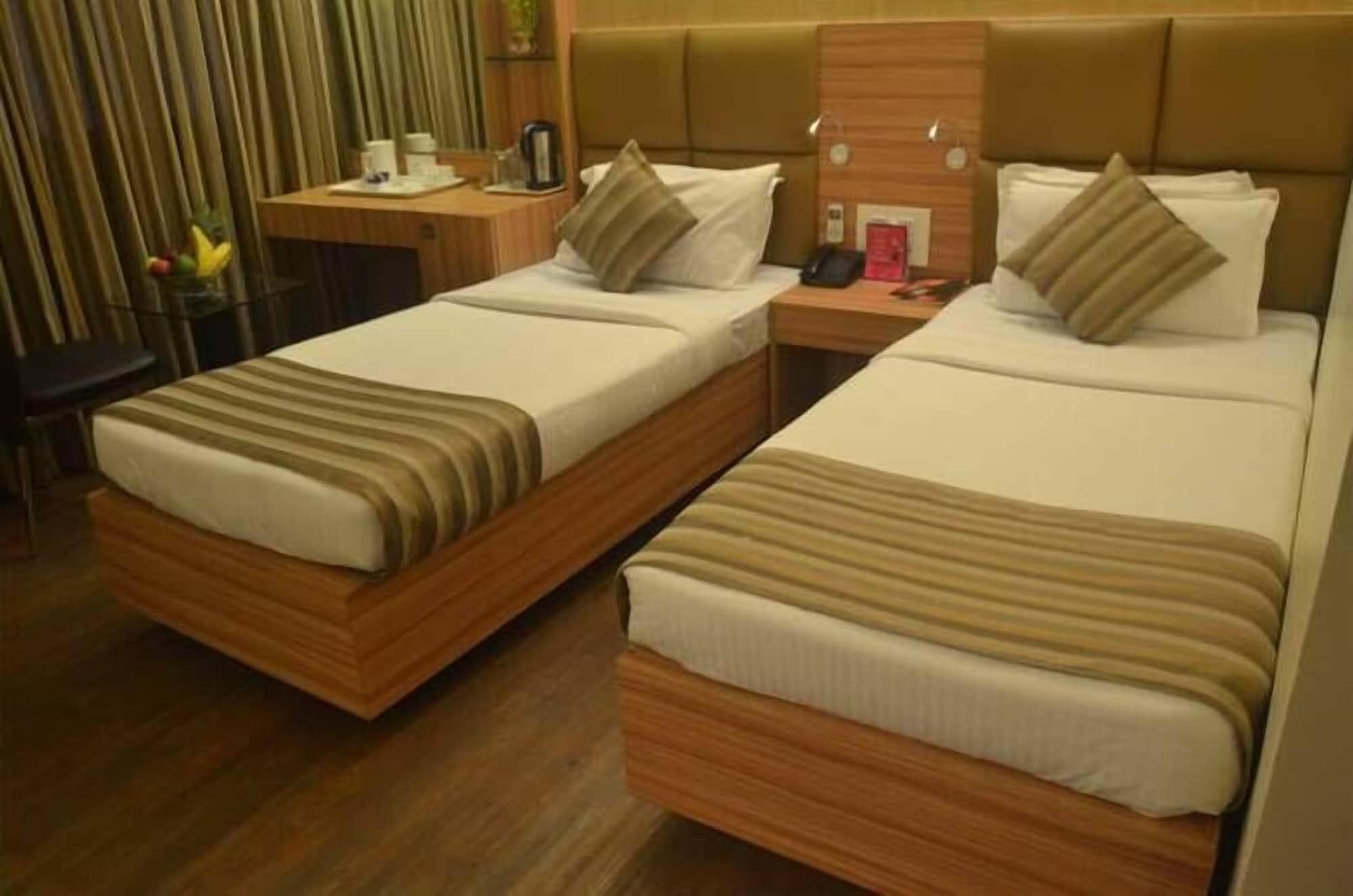 Hotel Plaza Мумбаи Экстерьер фото