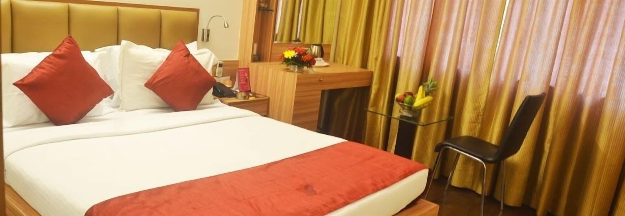 Hotel Plaza Мумбаи Экстерьер фото