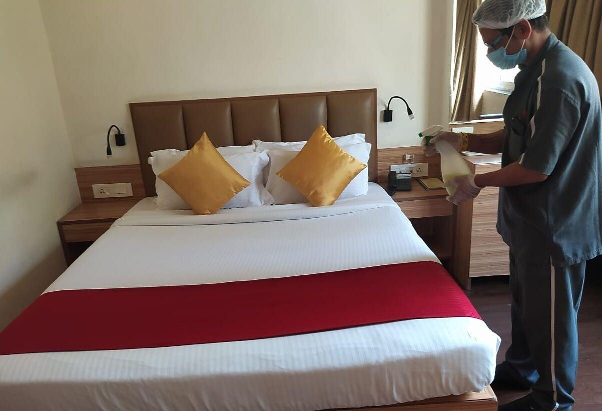 Hotel Plaza Мумбаи Экстерьер фото