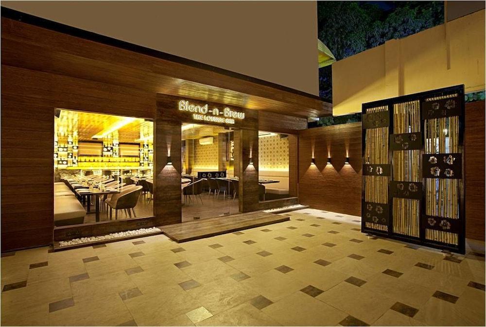 Hotel Plaza Мумбаи Экстерьер фото