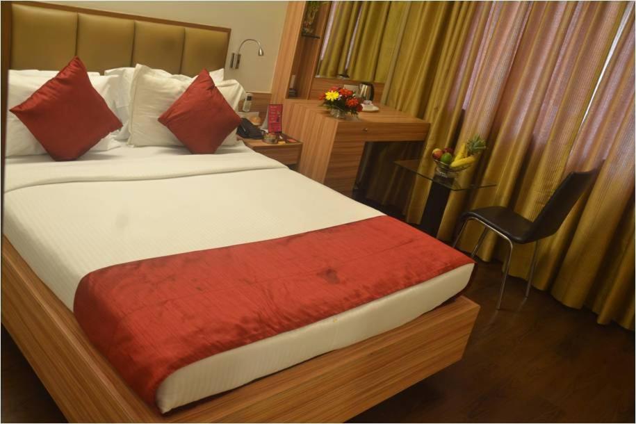 Hotel Plaza Мумбаи Номер фото