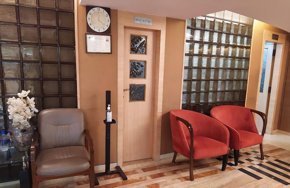 Hotel Plaza Мумбаи Экстерьер фото