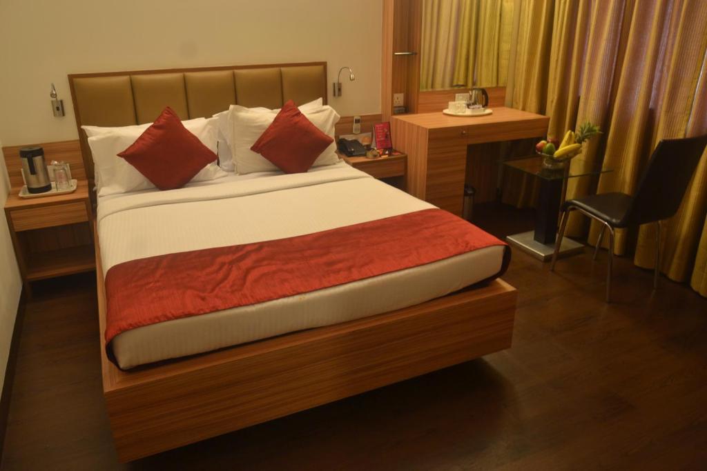 Hotel Plaza Мумбаи Экстерьер фото