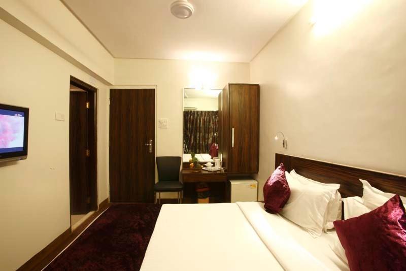 Hotel Plaza Мумбаи Номер фото