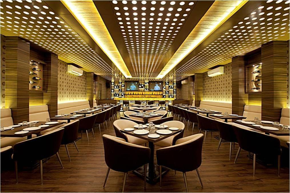 Hotel Plaza Мумбаи Экстерьер фото