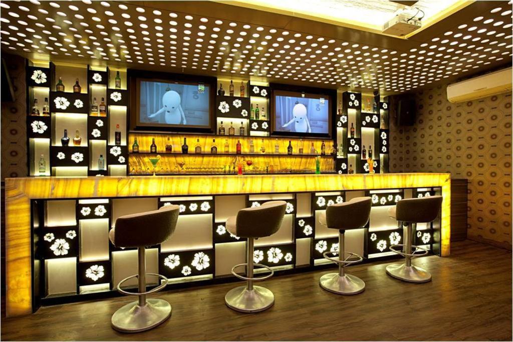 Hotel Plaza Мумбаи Экстерьер фото