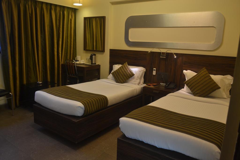 Hotel Plaza Мумбаи Экстерьер фото